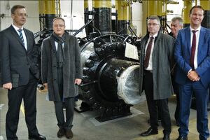Geschäftsführer Michael Schuck (l) und Dr. Matthias Aust (r) mit Andreas Stoch und Bürgermeister Olaf Bernauer