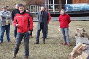 Forstwirtschaftsmeister Markus Wick (vorn) erklärt im Stockparkour, wie man eine richtige Fällung erkennt.