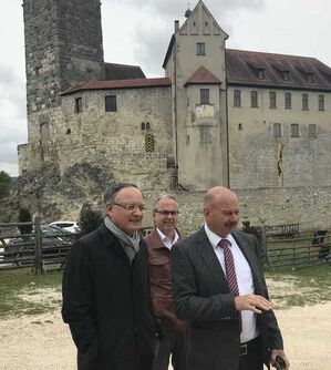 Im Rahmen des Vororttermins besuchte man auch die Burg Katzenstein.