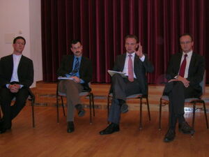 Dekan Dr. van Meegen, Pfarrer Stahl, MdL Rust und MDL Stoch im Podium (v.l.n.r. Foto: Folberth)