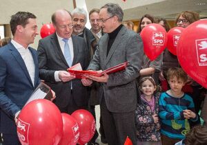 Generalsekretär Binder und Landeschef Stoch übergeben die Unterschriften Staatssekretär Klenk im Innenministerium.