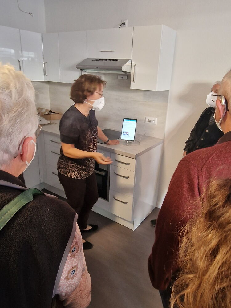 Hausdirektorin Karin Zoller demonstriert das seniorengerechte Tablet, das zu jeder Wohneinheit gehört.